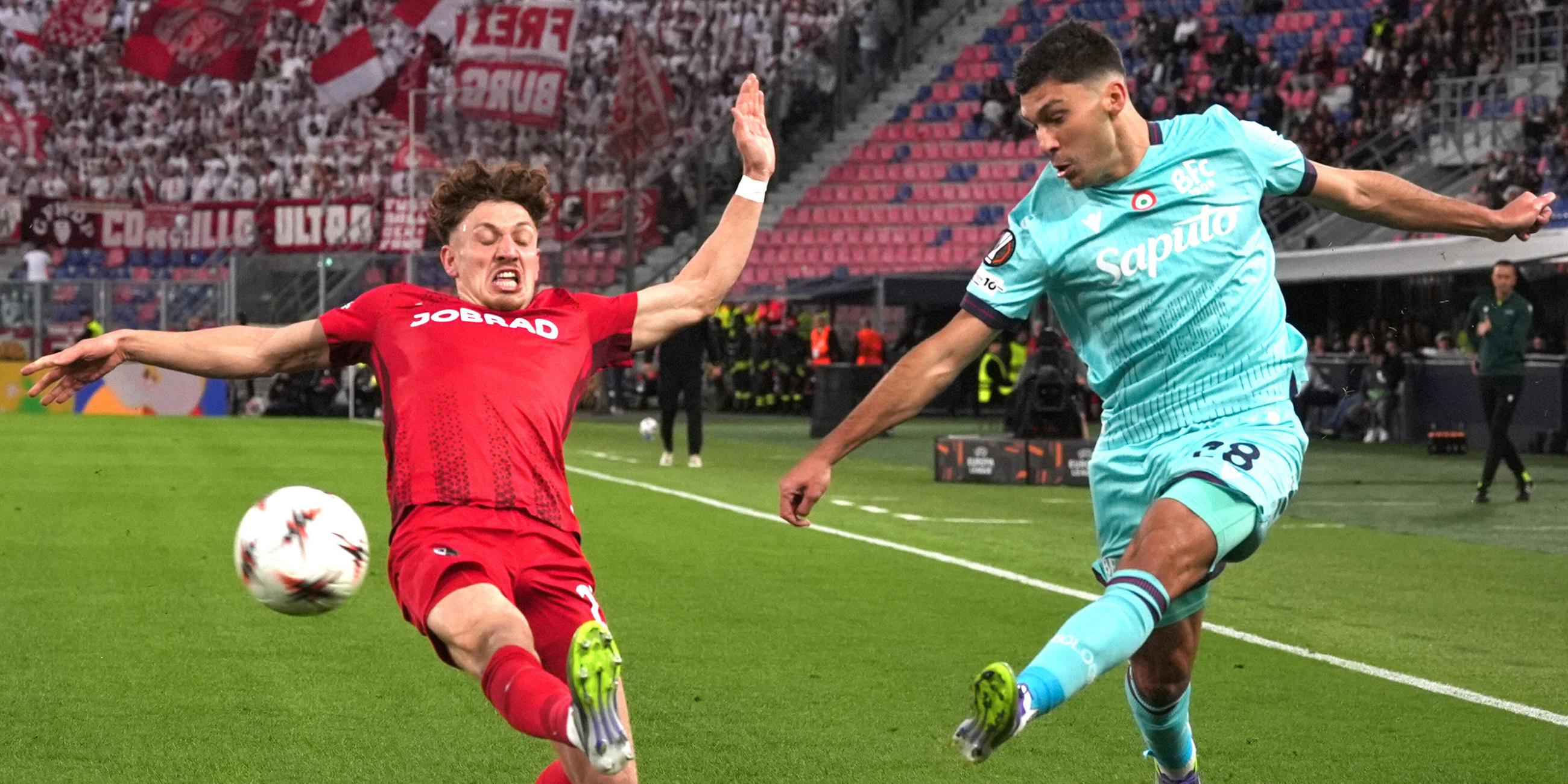 Bolognas Nicolò Cambiaghi (rechts) spielt den Ball an Freiburgs Philipp Treu vorbei während des Europa-League-Eröffnungsspiels im Stadion Renato Dall’Ara in Bologna am 2. Oktober 2025.