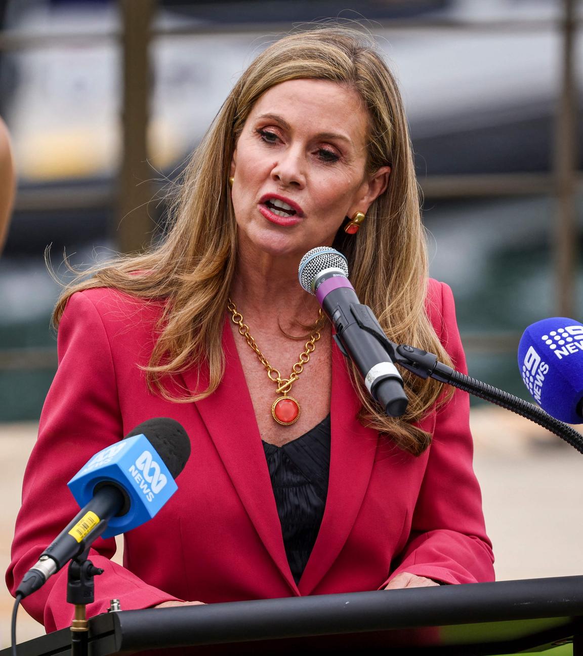 Die australische eSafety-Beauftragte Julie Inman Grant spricht während einer offiziellen Veranstaltung zum Start der Reform der sozialen Medien in Australien. 