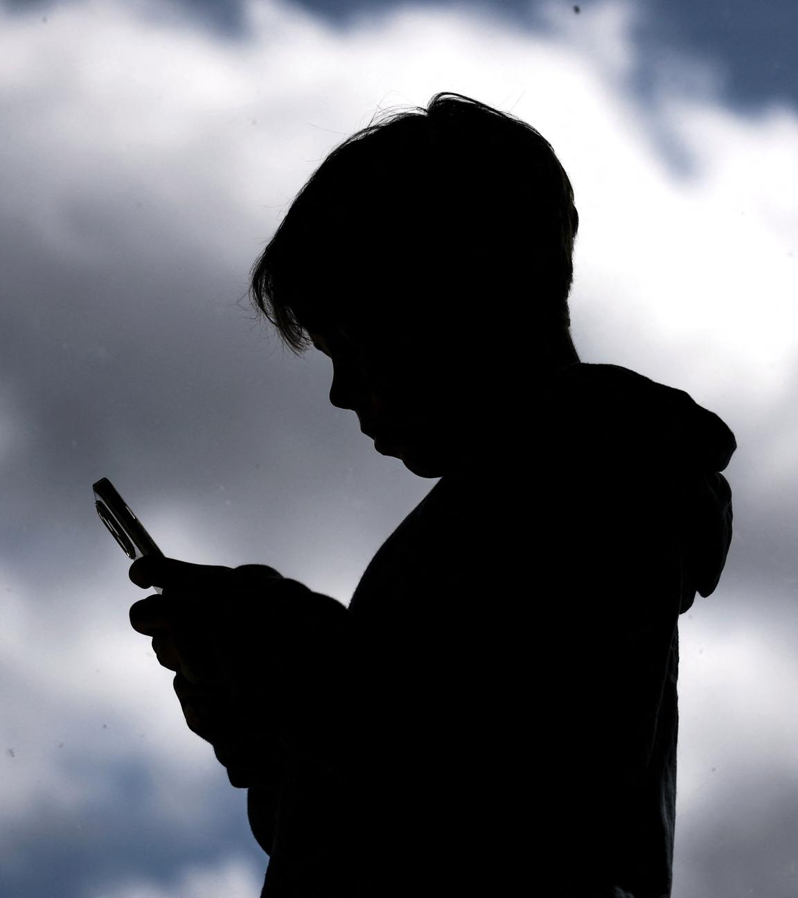 Junge mit Handy im Schattenriss - Illustration Verbot von Sozialen Medien