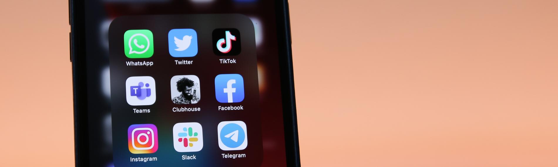 Auf einem Smartphone ist ein Ordner mit Social-Media-Apps geöffnet.
