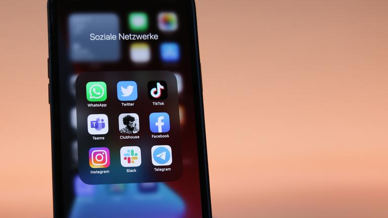 Auf einem Smartphone ist ein Ordner mit Social-Media-Apps geöffnet.