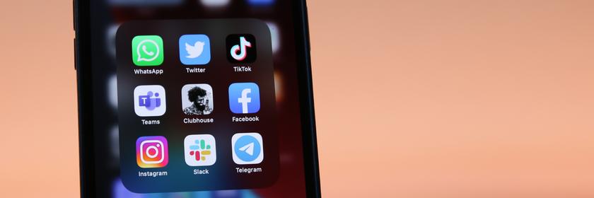 Auf einem Smartphone ist ein Ordner mit Social-Media-Apps geöffnet.