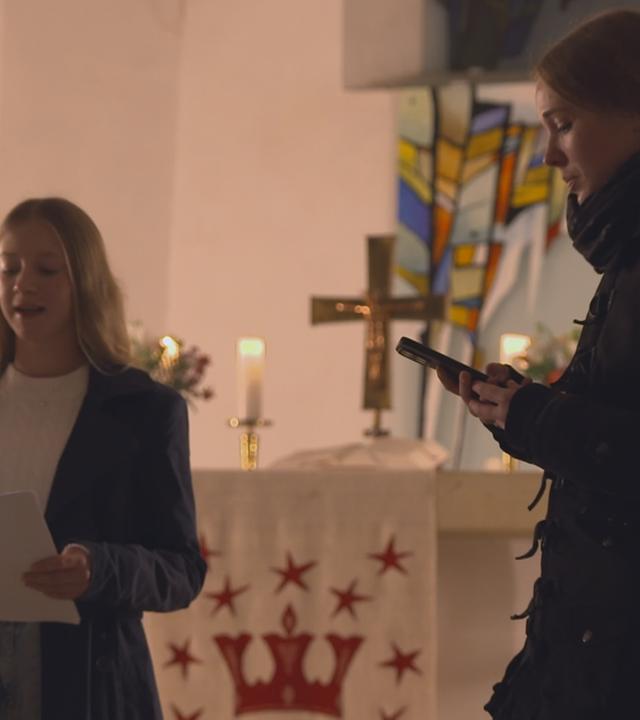 Zwei Mädchen in der Kirche