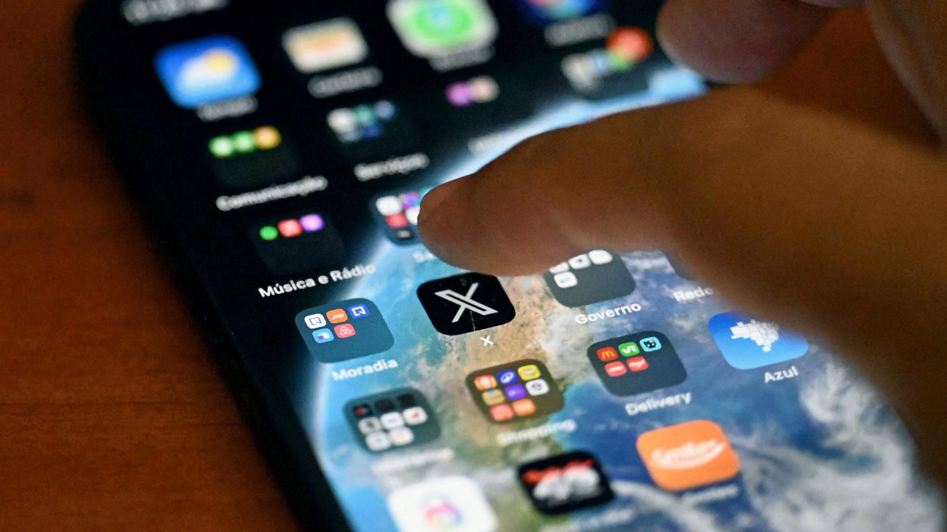 Die App der Social-Media-Plattform X auf einem Smartphone, aufgenommen in Rio de Janeiro (Brasilien)