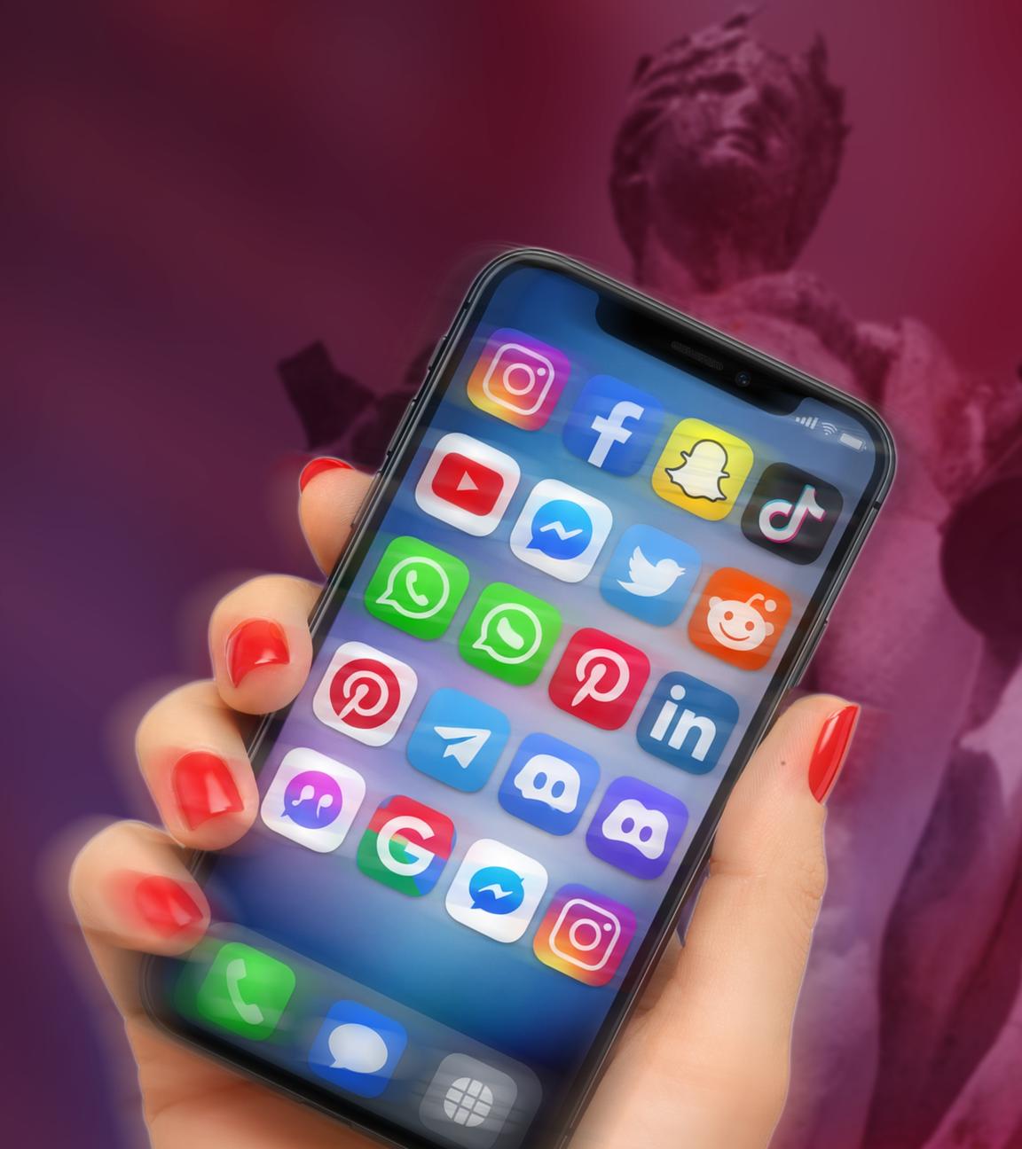 Fotomontage: Eine Hand hält ein Smartphone. Dahinter ein Justitia-Symbol.