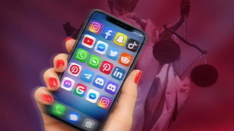 Fotomontage: Eine Hand hält ein Smartphone. Dahinter ein Justitia-Symbol.