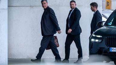 Der Ministerpräsident Bayerns, Markus Söder, kommt zu den Beratungen im Koalitionsausschuss am Bundeskanzleramt an.