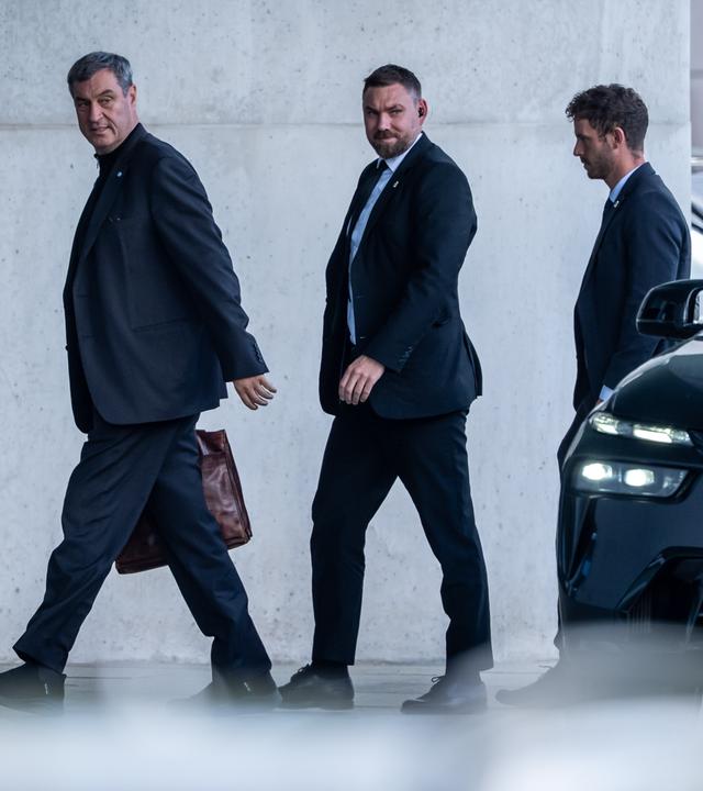 Der Ministerpräsident Bayerns, Markus Söder, kommt zu den Beratungen im Koalitionsausschuss am Bundeskanzleramt an.