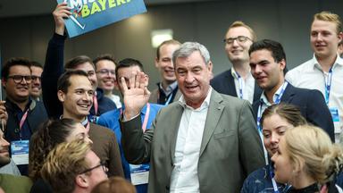  Markus Söder (CSU, M), Ministerpräsident des Landes Bayern, spricht während des Deutschlandtags der Jungen Union (JU) beim Gruppenfoto mit den JU-Delegierten aus Bayern.