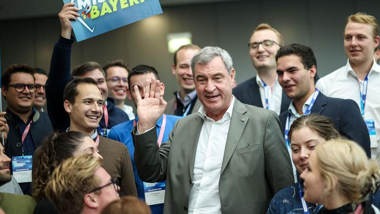  Markus Söder (CSU, M), Ministerpräsident des Landes Bayern, spricht während des Deutschlandtags der Jungen Union (JU) beim Gruppenfoto mit den JU-Delegierten aus Bayern.