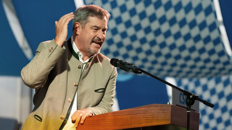 Markus Söder (CSU), Ministerpräsident von Bayern, steht beim Politischen Frühschoppen Gillamoos auf der Bühne.