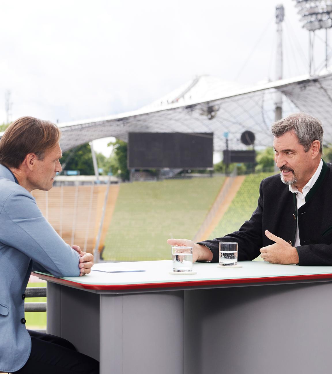 Wulf Schmiese und Markus Söder sitzen sich gegenüber und sind im Gespräch