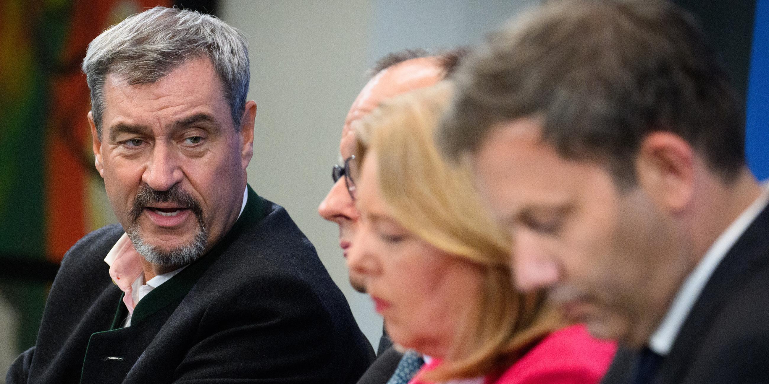 Markus Söder (CSU), Kanzler Friedrich Merz (CDU), Arbeitsministerin Bärbel Bas (SPD) und Lars Klingbeil (SPD) treten gemeinsam bei einem öffentlichen Termin auf.