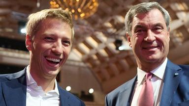 Dominik Krause (Bündnis 90/Die Grünen, l), Oberbürgermeister von München, und Markus Söder (CSU), Ministerpräsident von Bayern, nehmen an der außerordentlichen DOSB-Mitgliederversammlung zur Wahl des deutschen Olympia-Bewerbers für 2036, 2040 oder 2044 teil.