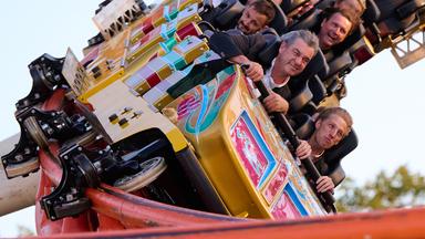 Bayern, München: Markus Söder (CSU), Ministerpräsident von Bayern, und Dominik Krause (Bündnis 90/ Die Grünen), Oberbürgermeister von München, fahren anlässlich der Nominierung Münchens als deutscher Olympia-Bewerber auf dem Oktoberfest zusammen mit der Achterbahn Olympia Looping.