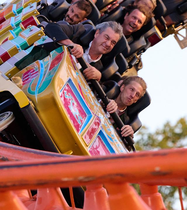 Bayern, München: Markus Söder (CSU), Ministerpräsident von Bayern, und Dominik Krause (Bündnis 90/ Die Grünen), Oberbürgermeister von München, fahren anlässlich der Nominierung Münchens als deutscher Olympia-Bewerber auf dem Oktoberfest zusammen mit der Achterbahn Olympia Looping.