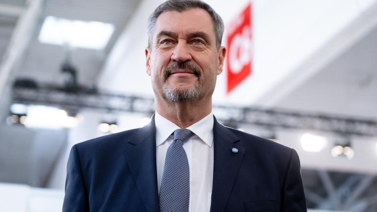 Bayern, München: Markus Söder (CSU), CSU-Vorsitzender und Ministerpräsident von Bayern, kommt vor Beginn des CSU-Parteitags in die Messehalle.