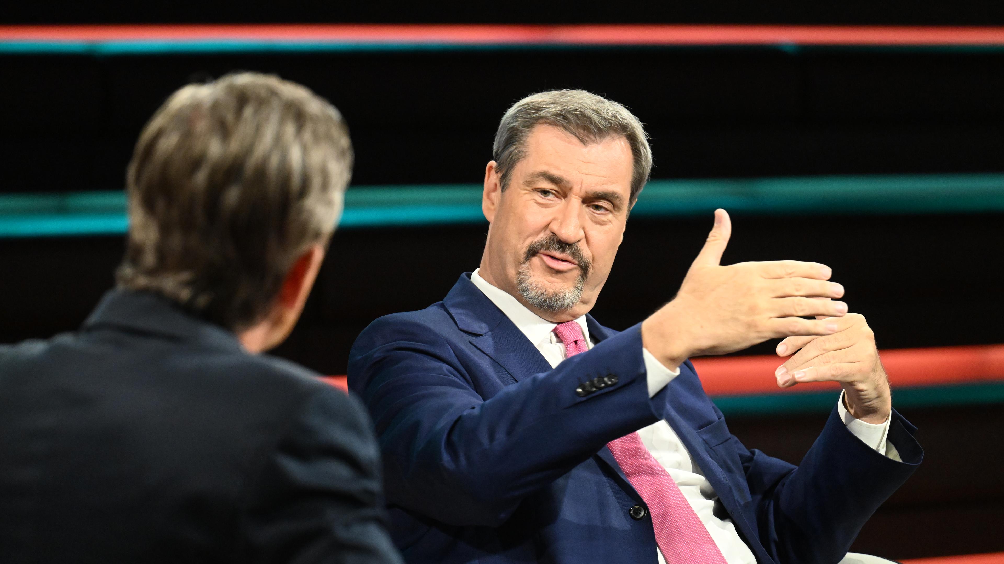 Markus Söder sitzend und gestikulierend im TV-Studio von Markus Lanz.