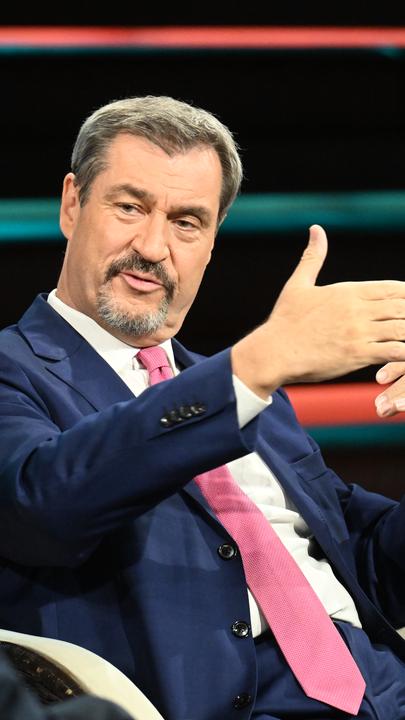 Markus Söder sitzend und gestikulierend im TV-Studio von Markus Lanz.
