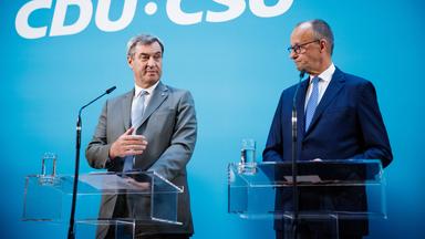CSU-Chef Markus Söder steht neben Bundeskanzler Friedrich Merz