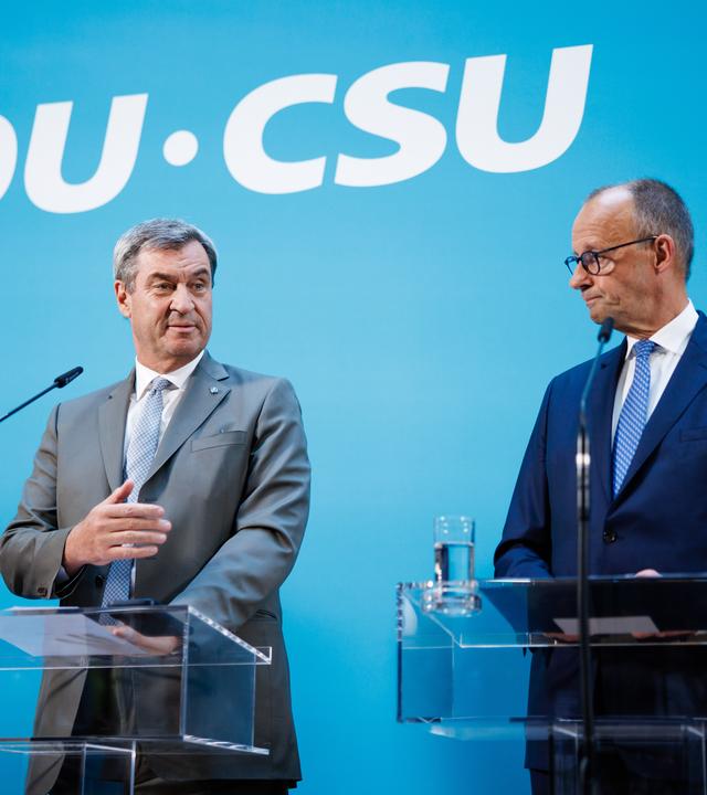 CSU-Chef Markus Söder steht neben Bundeskanzler Friedrich Merz