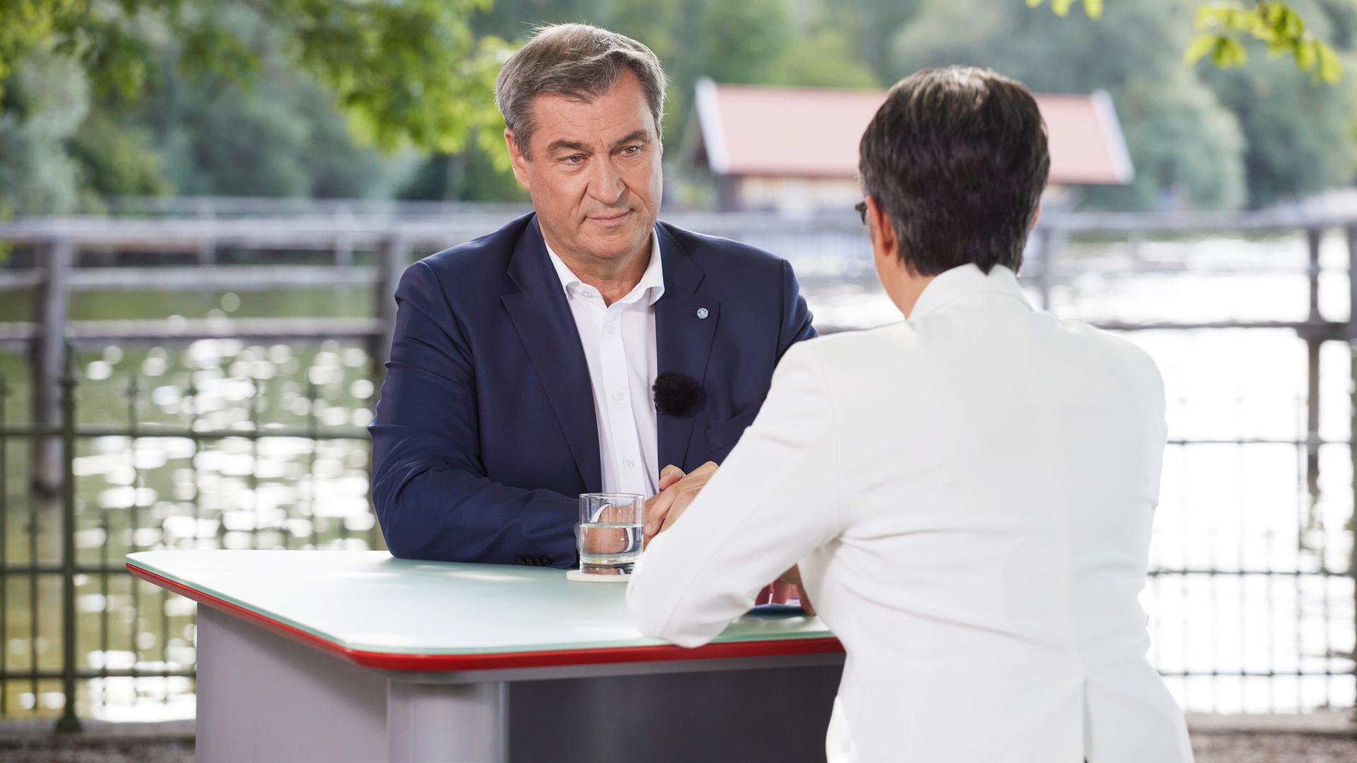 CSU-Vorsitzender Markus Söder im Gespräch mit Shakuntala Banerjee.