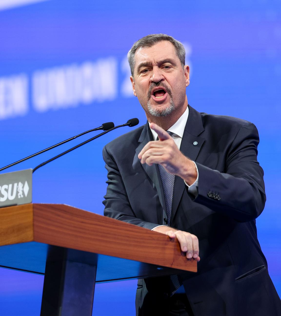 Markus Söder im Anzug an einem Rednerpult.