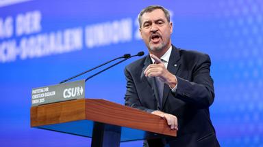 Markus Söder im Anzug an einem Rednerpult.