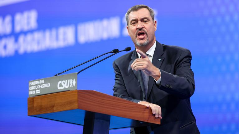 Markus Söder im Anzug an einem Rednerpult.