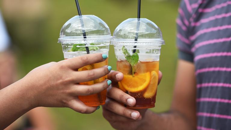 Zwei Personen trinken Eistee