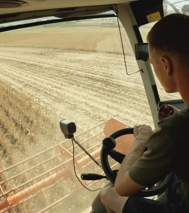 Ein Landwirt bei der Ernte von Soja.