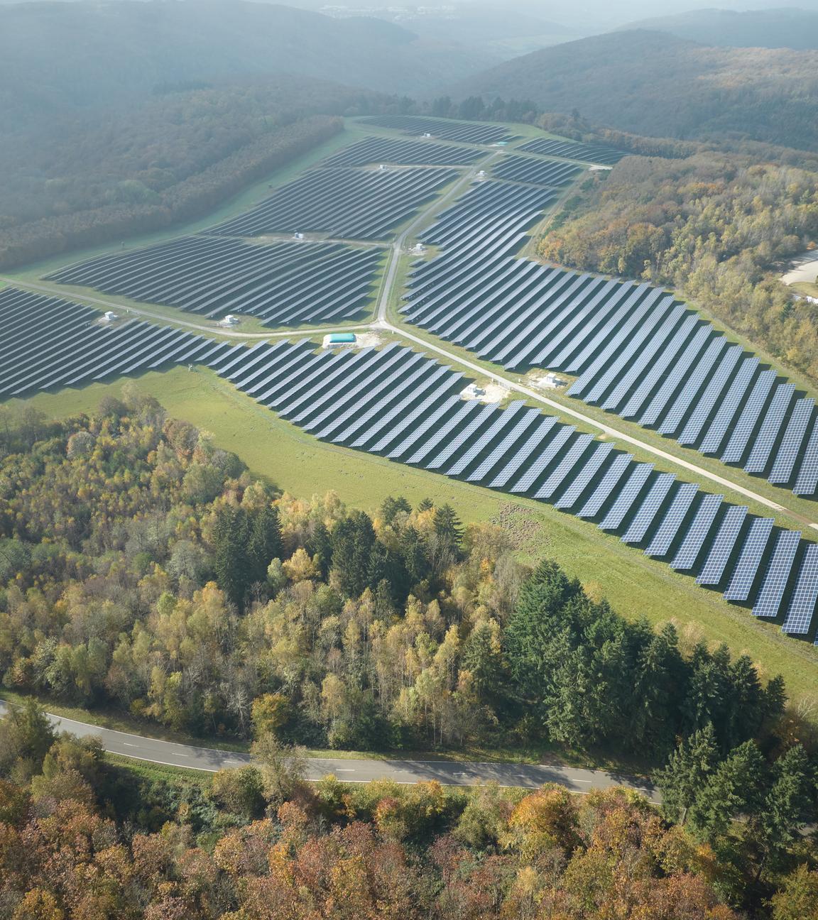 Leichter Nebel zieht bei der Einweihung größten Solar-Clusters in Rheinland-Pfalz über die Anlage.
