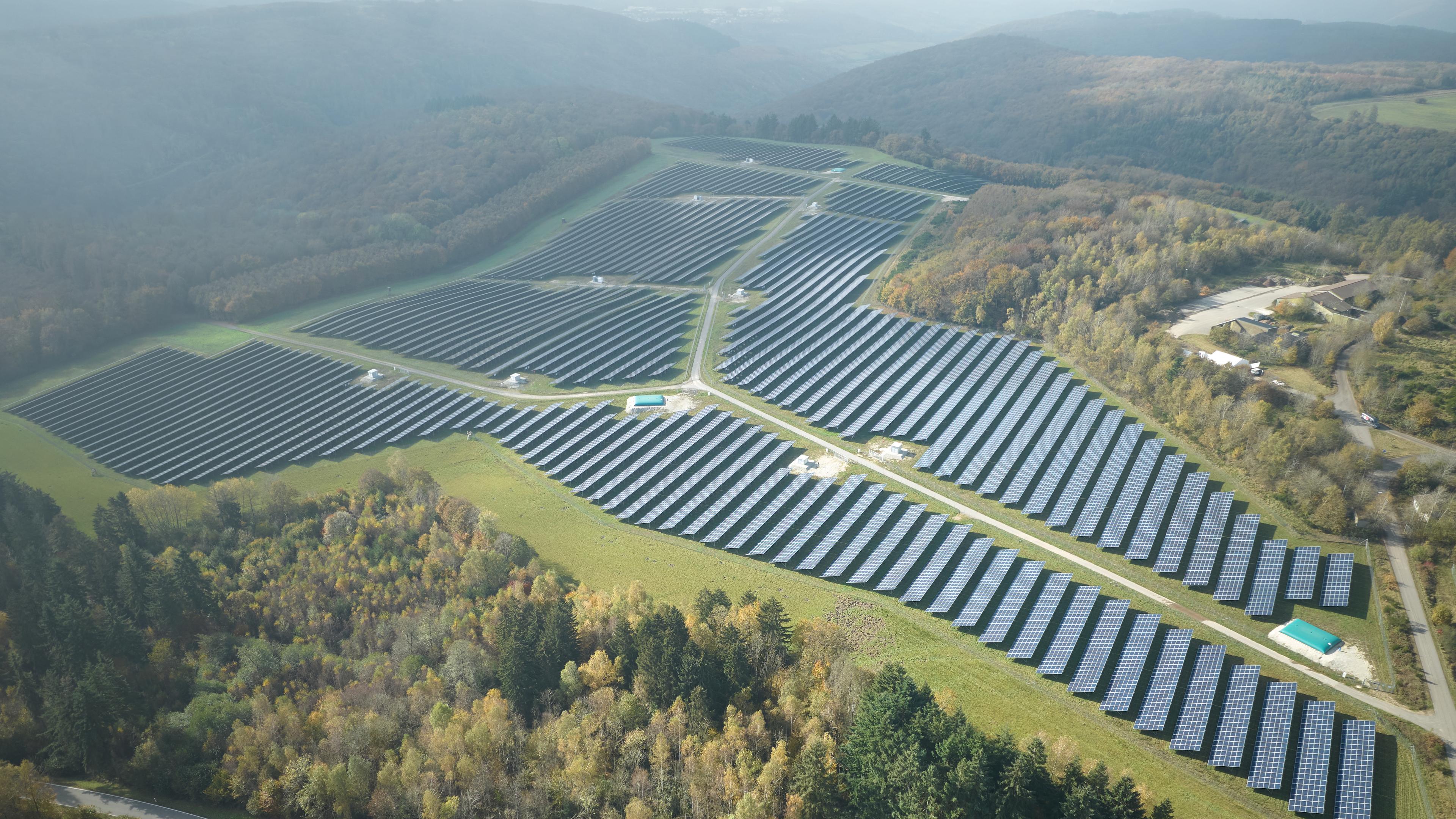 Leichter Nebel zieht bei der Einweihung größten Solar-Clusters in Rheinland-Pfalz über die Anlage.