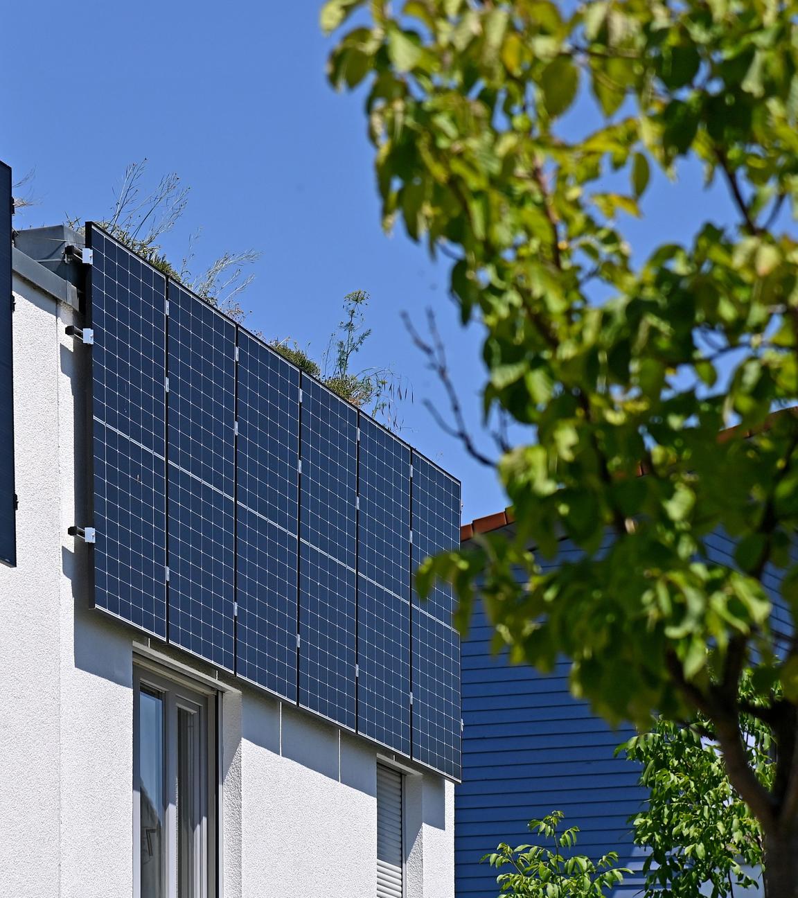 PV-Anlage an der Fassade an einem Wohnhaus