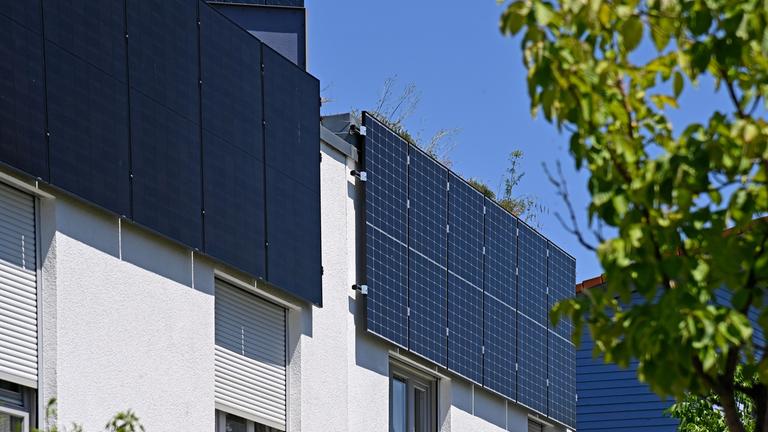 PV-Anlage an der Fassade an einem Wohnhaus