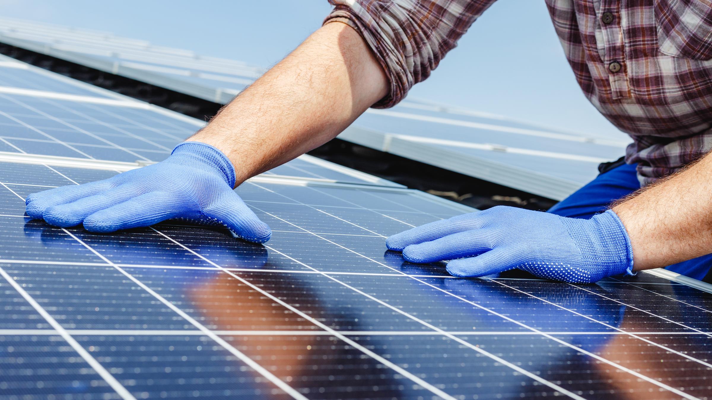 Arbeiter installiert Solaranlage.