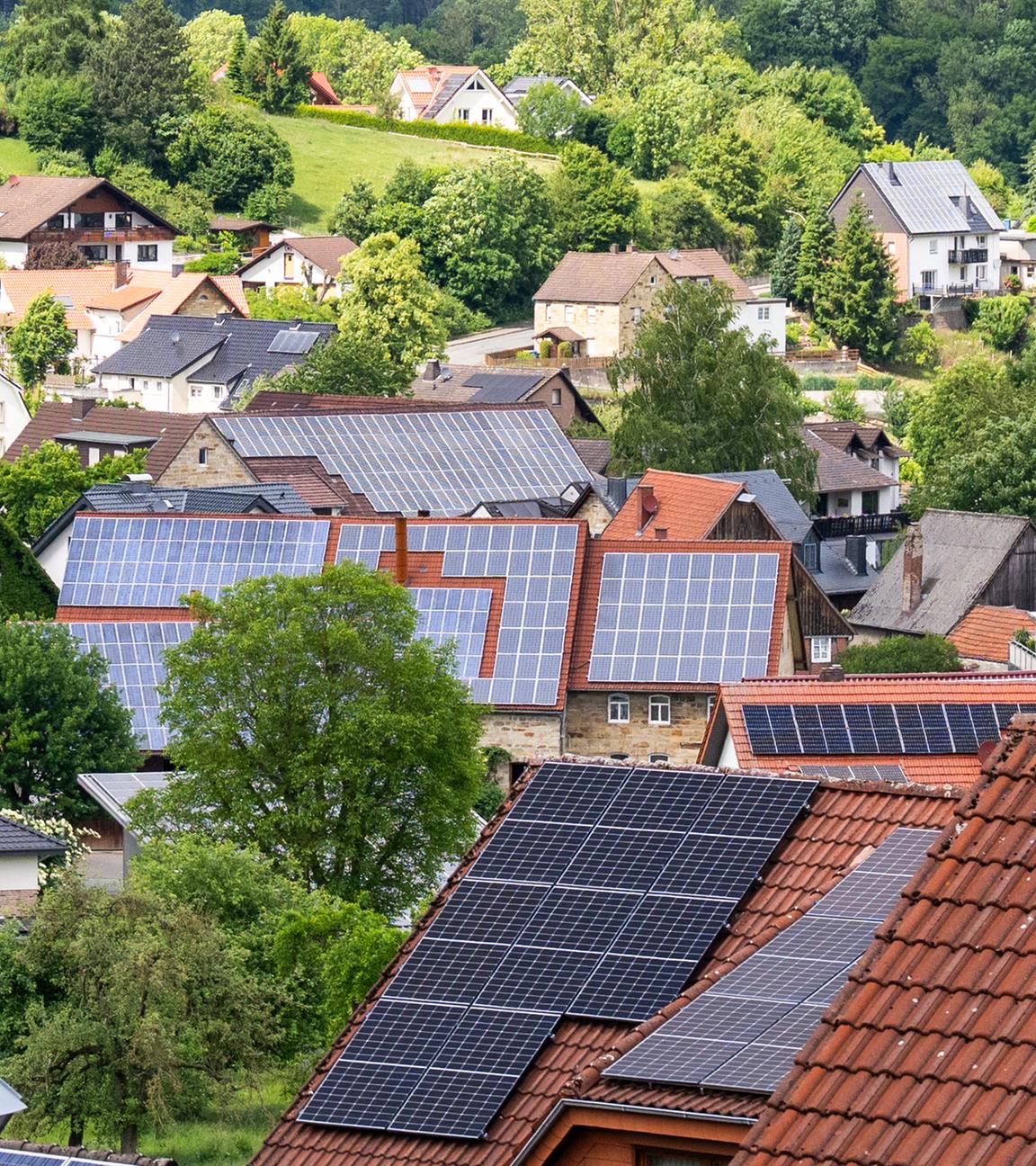 Viele Häuser mit Solaranlagen auf den Dächern.
