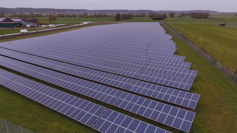 Auf dem Bild sieht man Solarplatten.