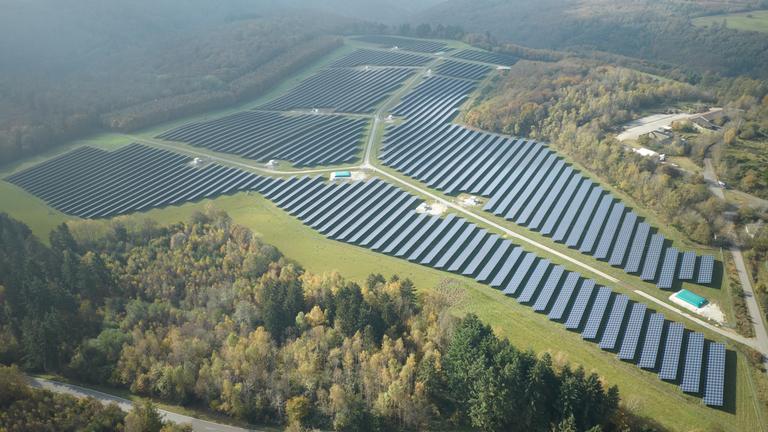 Leichter Nebel zieht bei der Einweihung größten Solar-Clusters in Rheinland-Pfalz über die Anlage. 