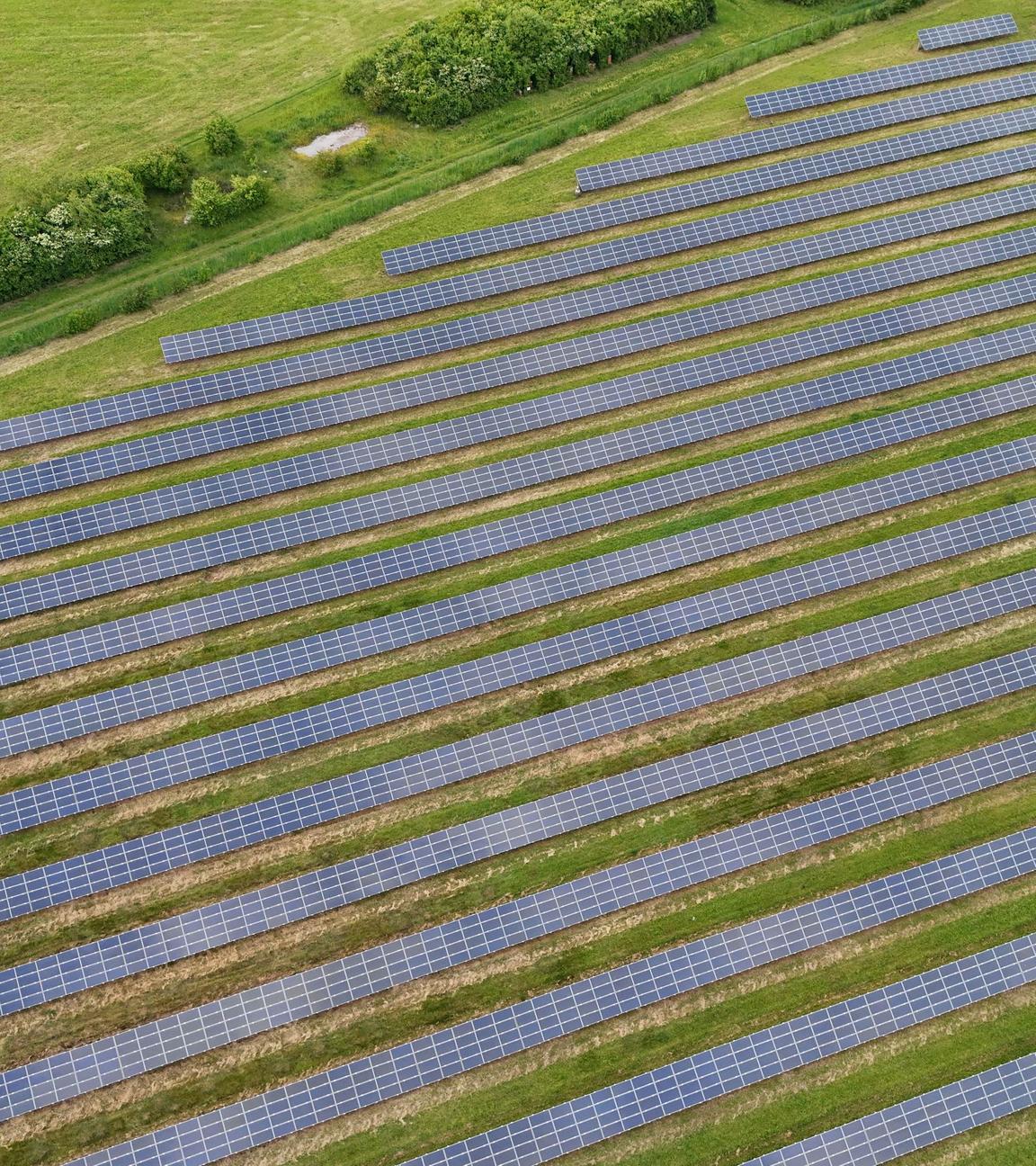 Ein Solarpark in Bayern ist zu sehen.