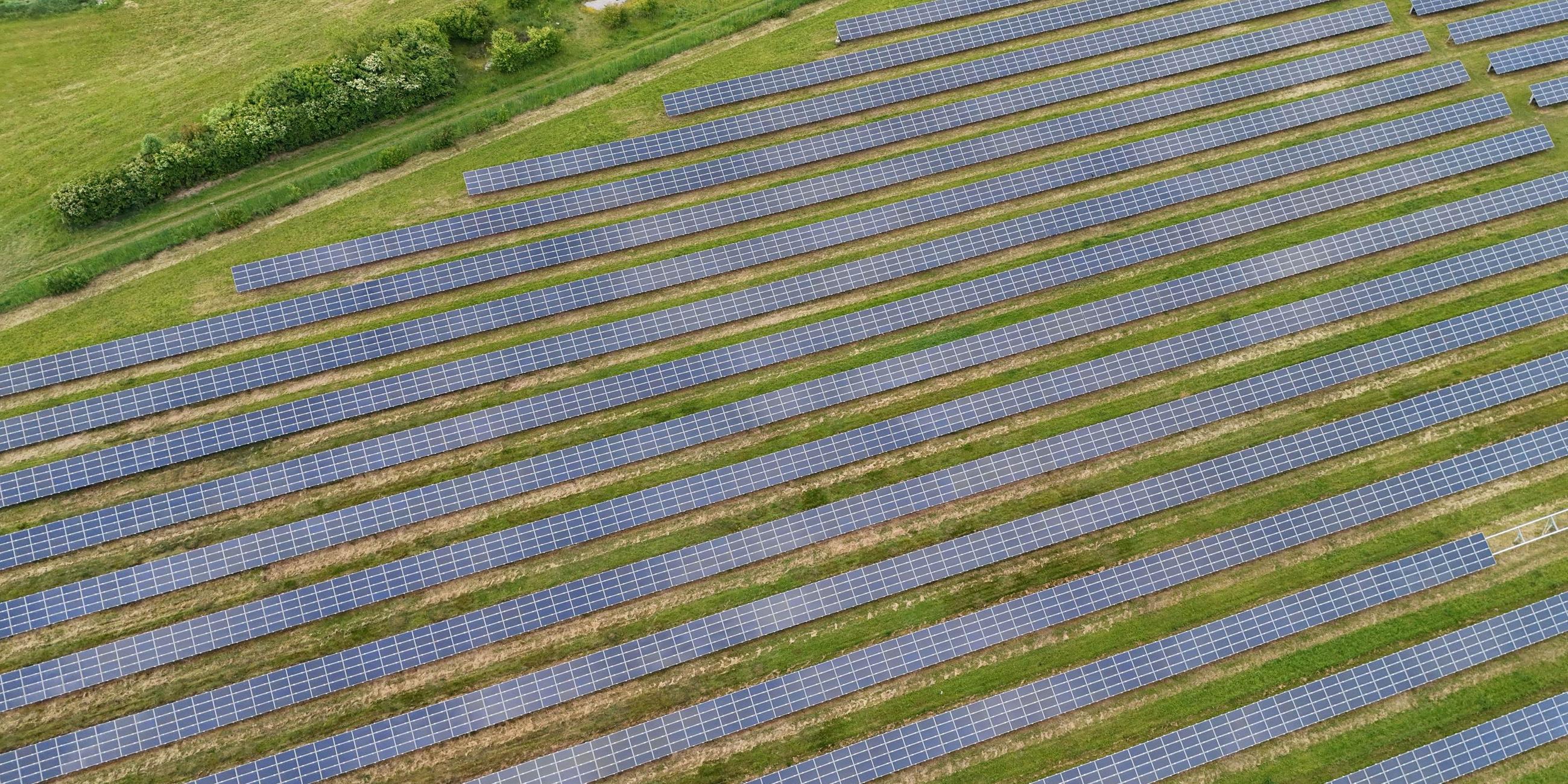 Ein Solarpark in Bayern ist zu sehen.