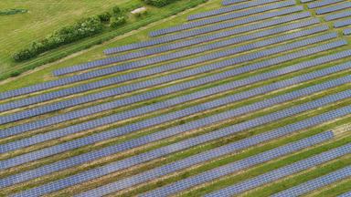 Ein Solarpark in Bayern ist zu sehen.