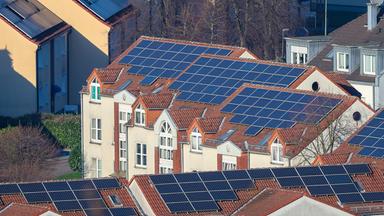 Solarpaneele auf Dächern von Mehrfamilienhäusern