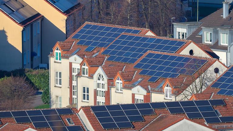 Solarpaneele auf Dächern von Mehrfamilienhäusern