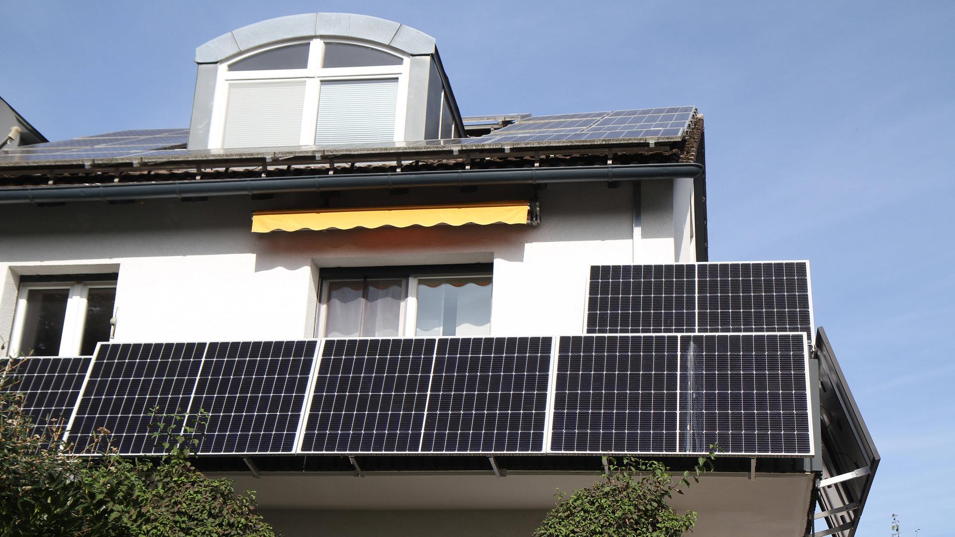Photovoltaikanlage an einem Balkon