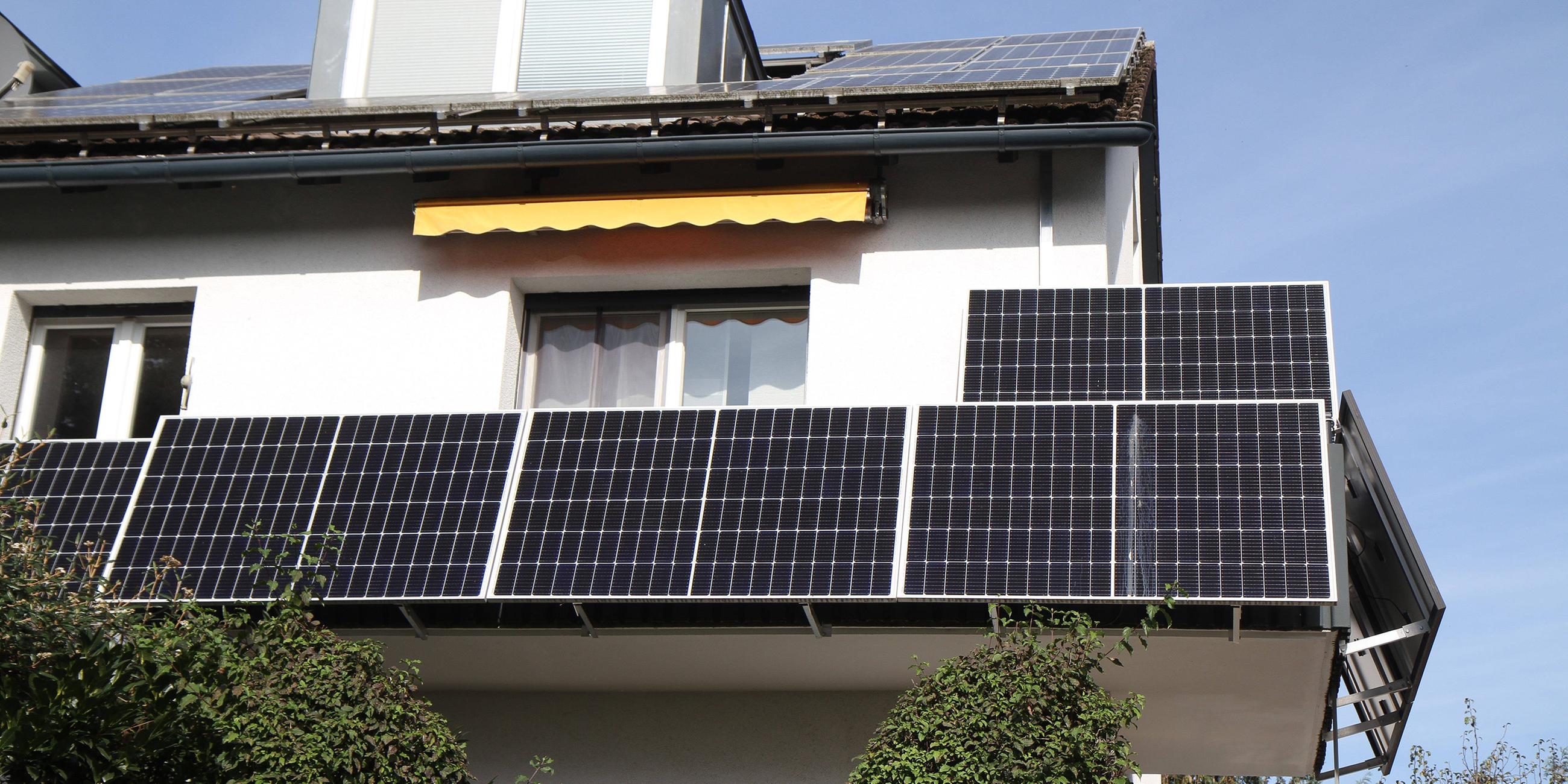 Photovoltaikanlage an einem Balkon