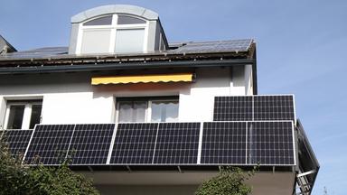 Photovoltaikanlage an einem Balkon
