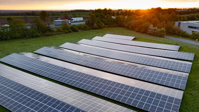  Ein Solarpark steht auf dem Firmengelände des Luft- und Raumfahrt-Zulieferers PMG Precision Mechanics Group. 