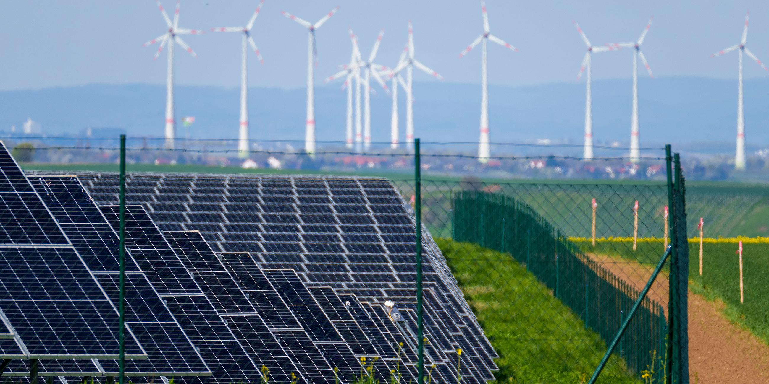 Solarpark und Windkraftanlagen bei Wahlheim, Rheinland-Pfalz
