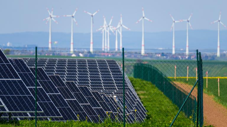 Solarpark und Windkraftanlagen bei Wahlheim, Rheinland-Pfalz